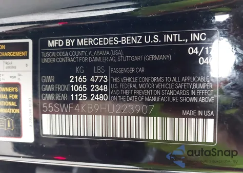 2017 Mercedes-Benz C 300 4Matic z USA, uszkodzony, nr VIN 55SWF4KB9HU223907